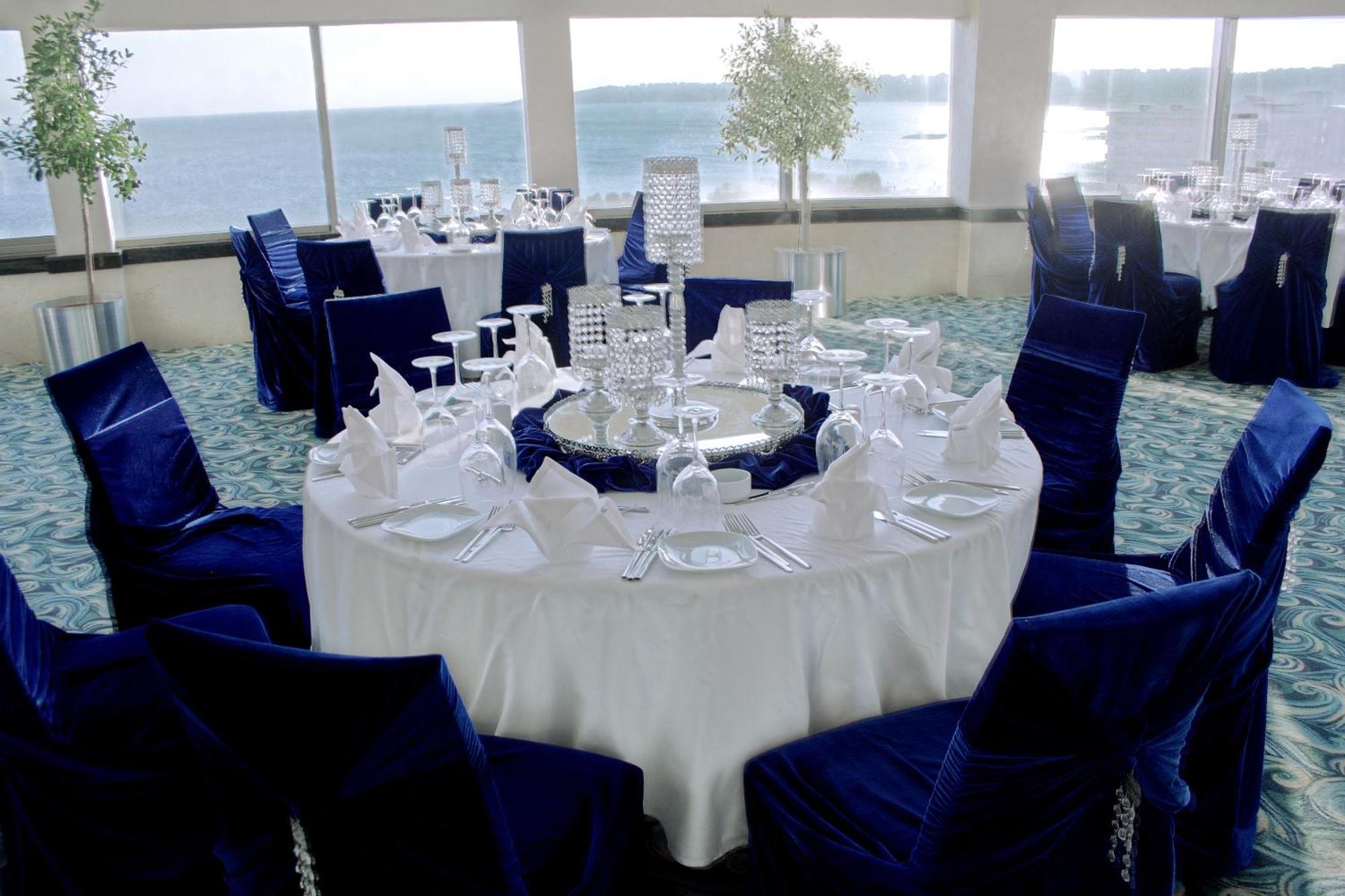 โรงแรมอีเซอพรีเมี่ยมแอนด์สปา บูยูกเชกเมเช ภายนอก รูปภาพ A table set for a formal dinner