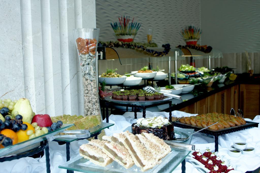 โรงแรมอีเซอพรีเมี่ยมแอนด์สปา บูยูกเชกเมเช ภายนอก รูปภาพ A buffet