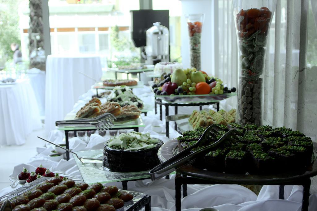 โรงแรมอีเซอพรีเมี่ยมแอนด์สปา บูยูกเชกเมเช ภายนอก รูปภาพ A buffet