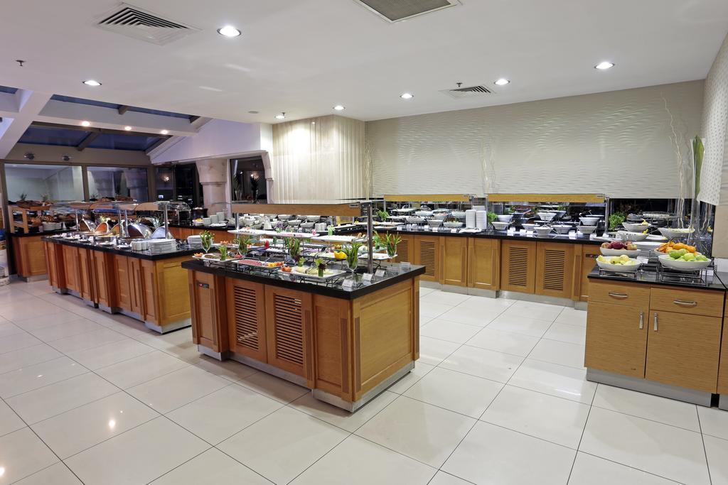 โรงแรมอีเซอพรีเมี่ยมแอนด์สปา บูยูกเชกเมเช ภายนอก รูปภาพ A buffet at a hotel