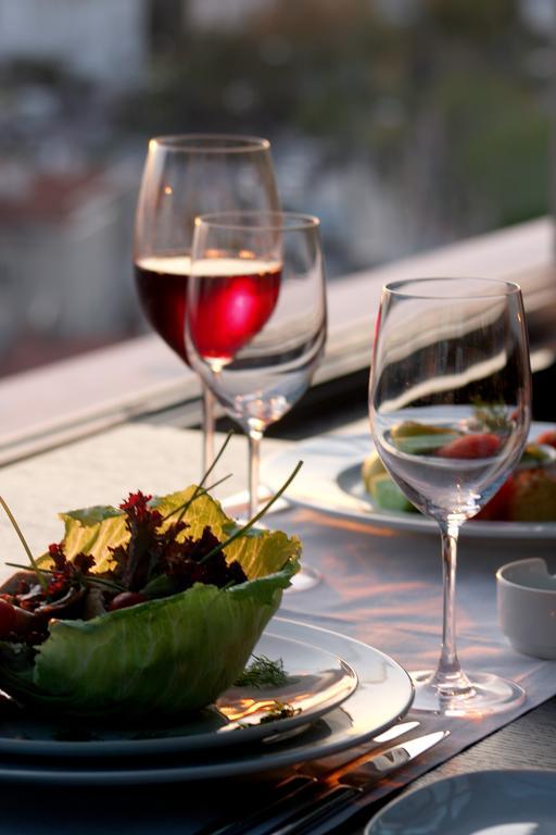 โรงแรมอีเซอพรีเมี่ยมแอนด์สปา บูยูกเชกเมเช ภายนอก รูปภาพ Wine glasses