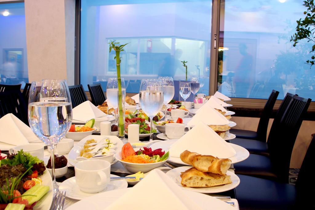 โรงแรมอีเซอพรีเมี่ยมแอนด์สปา บูยูกเชกเมเช ภายนอก รูปภาพ A table set for a meal
