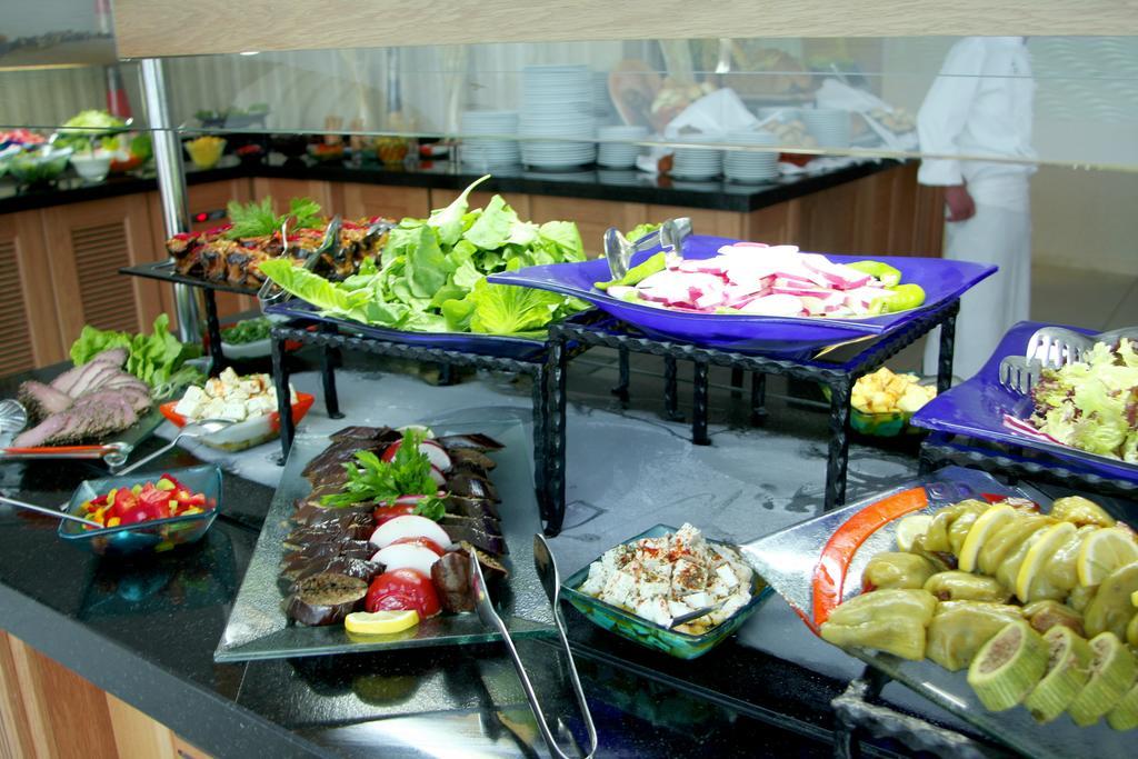 โรงแรมอีเซอพรีเมี่ยมแอนด์สปา บูยูกเชกเมเช ภายนอก รูปภาพ A salad bar