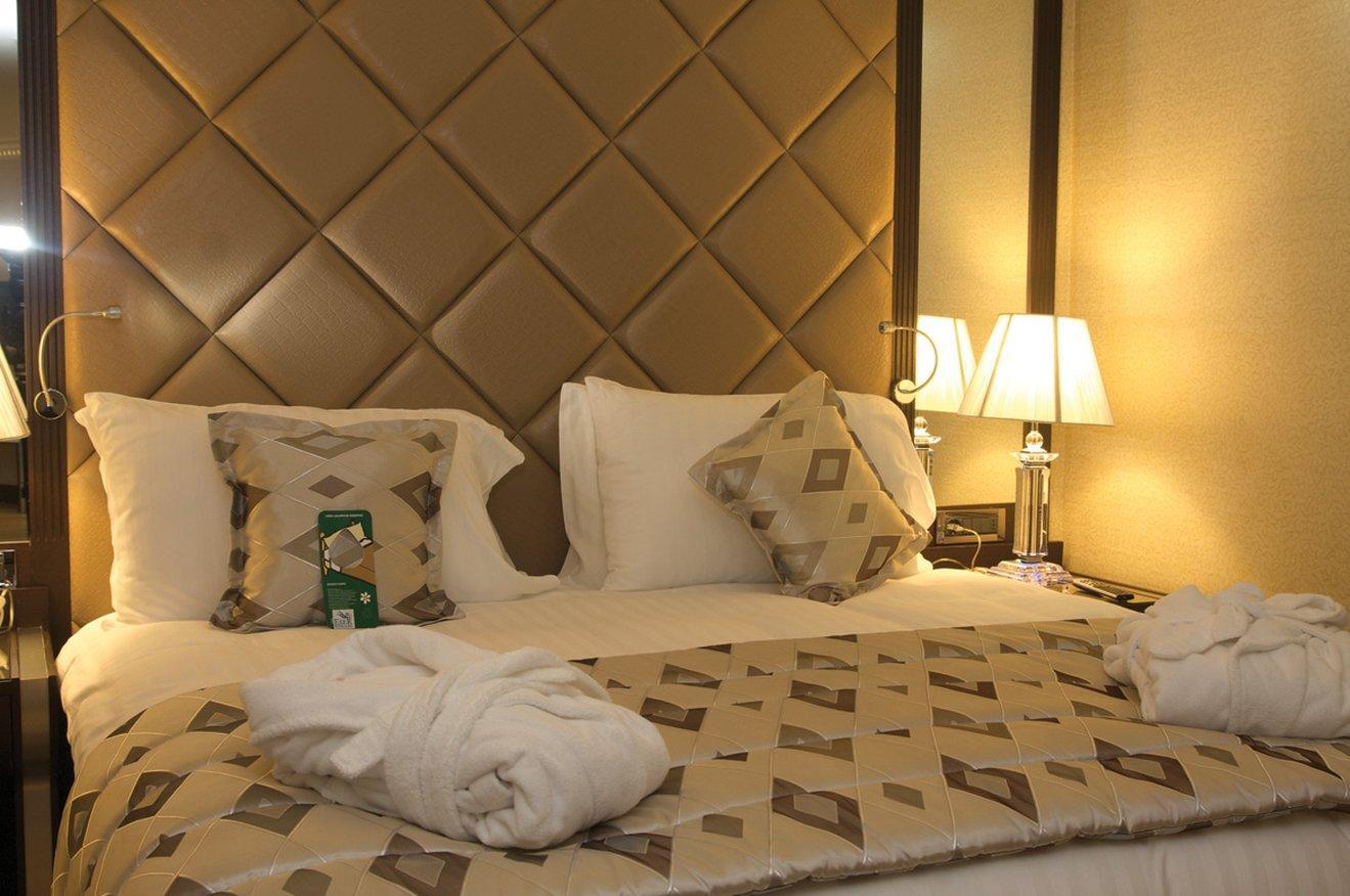 โรงแรมอีเซอพรีเมี่ยมแอนด์สปา บูยูกเชกเมเช ห้อง รูปภาพ A bedroom at the hotel