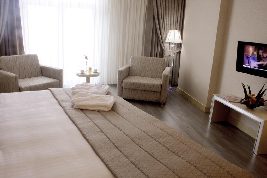 โรงแรมอีเซอพรีเมี่ยมแอนด์สปา บูยูกเชกเมเช ภายนอก รูปภาพ A room at the hotel