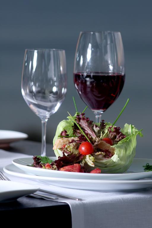 โรงแรมอีเซอพรีเมี่ยมแอนด์สปา บูยูกเชกเมเช ภายนอก รูปภาพ A salad and wine