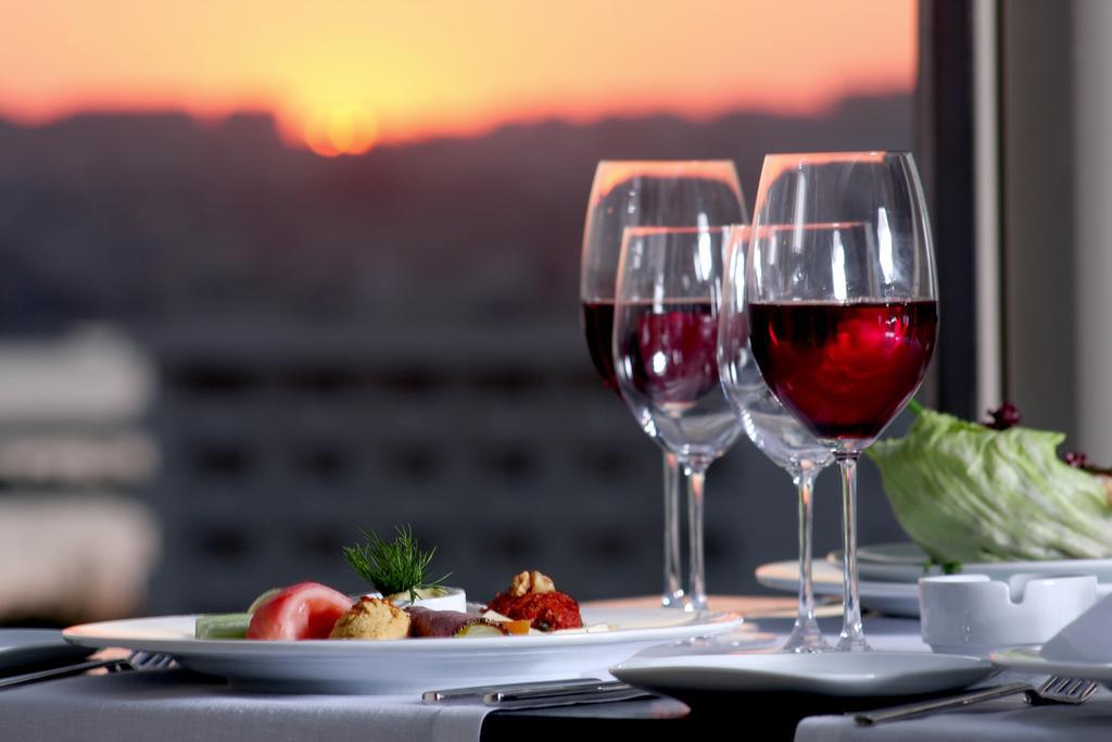 โรงแรมอีเซอพรีเมี่ยมแอนด์สปา บูยูกเชกเมเช ภายนอก รูปภาพ Wine glasses