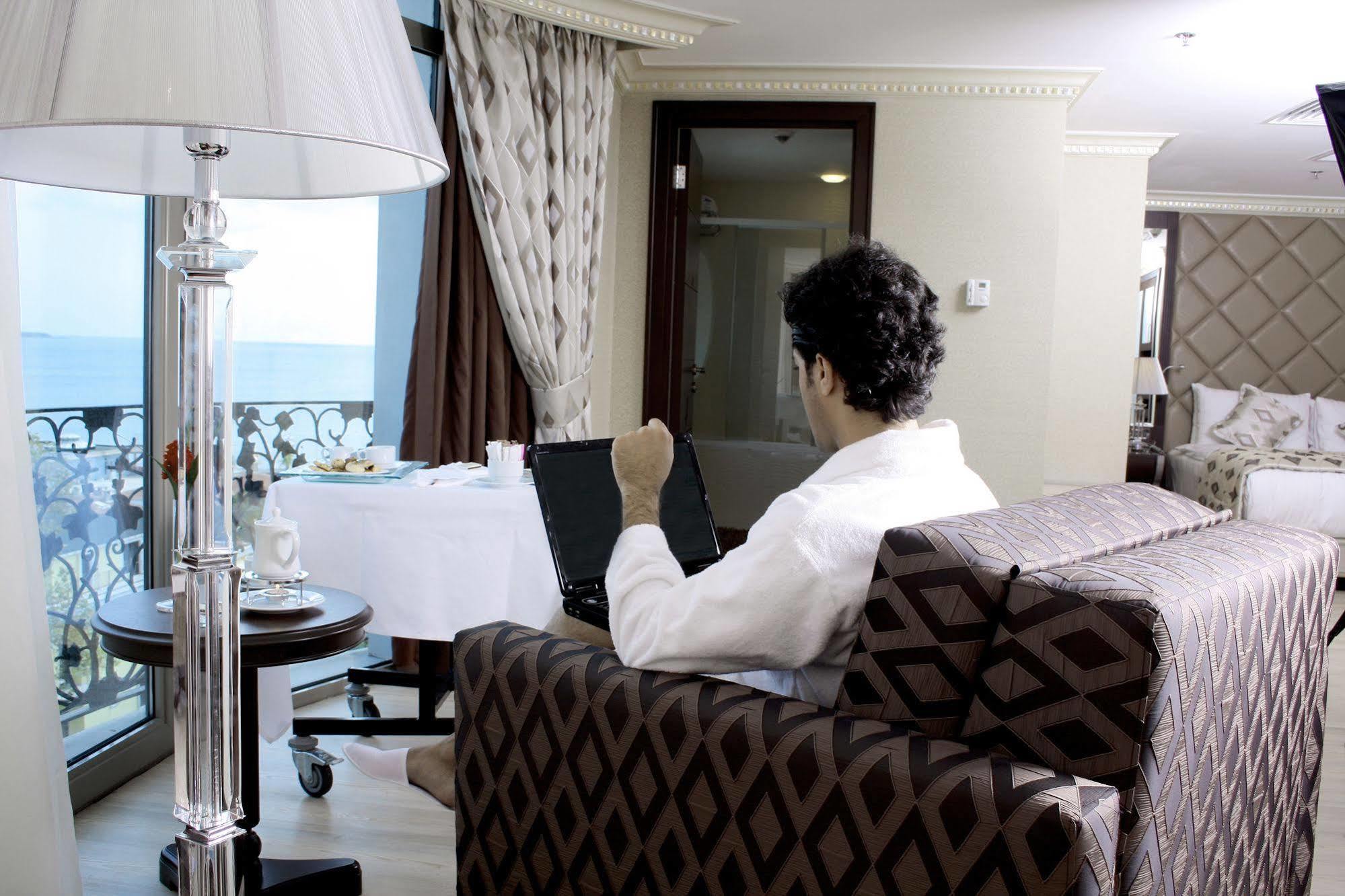 โรงแรมอีเซอพรีเมี่ยมแอนด์สปา บูยูกเชกเมเช ภายนอก รูปภาพ A guest using the hotel's Wi-Fi service