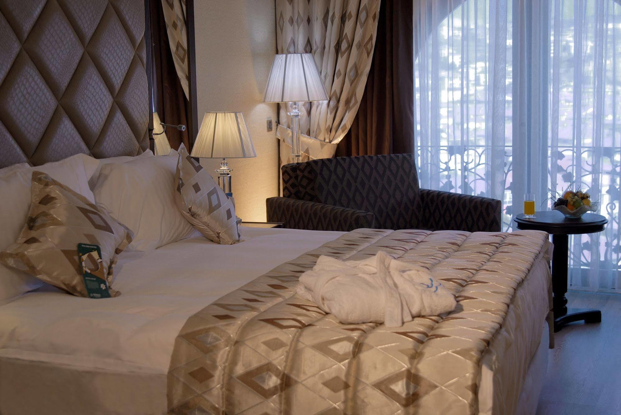 โรงแรมอีเซอพรีเมี่ยมแอนด์สปา บูยูกเชกเมเช ภายนอก รูปภาพ A bedroom at the hotel