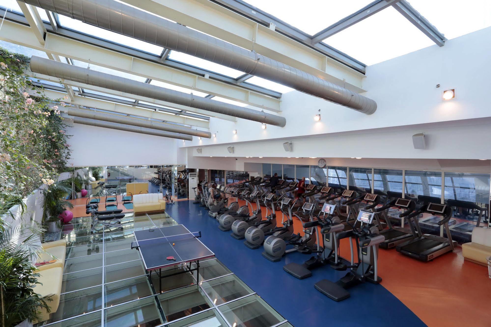 โรงแรมอีเซอพรีเมี่ยมแอนด์สปา บูยูกเชกเมเช ภายนอก รูปภาพ The Sports and Leisure Centre