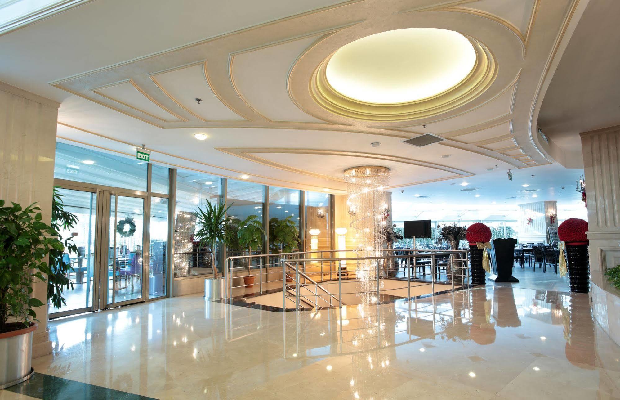 โรงแรมอีเซอพรีเมี่ยมแอนด์สปา บูยูกเชกเมเช ภายนอก รูปภาพ Lobby