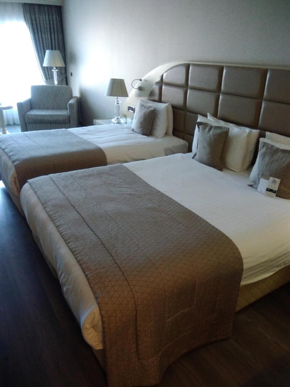 โรงแรมอีเซอพรีเมี่ยมแอนด์สปา บูยูกเชกเมเช ภายนอก รูปภาพ A bed runner
